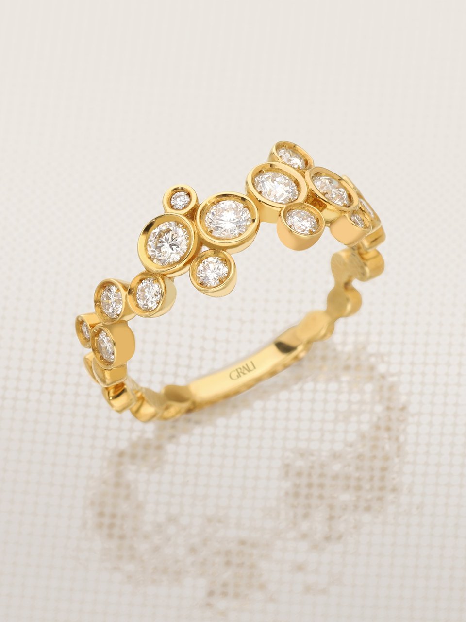 Anillo de oro amarillo con diamantes