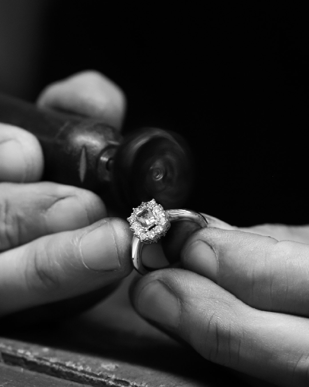 Joyero de Grau engastando un diamante en el taller