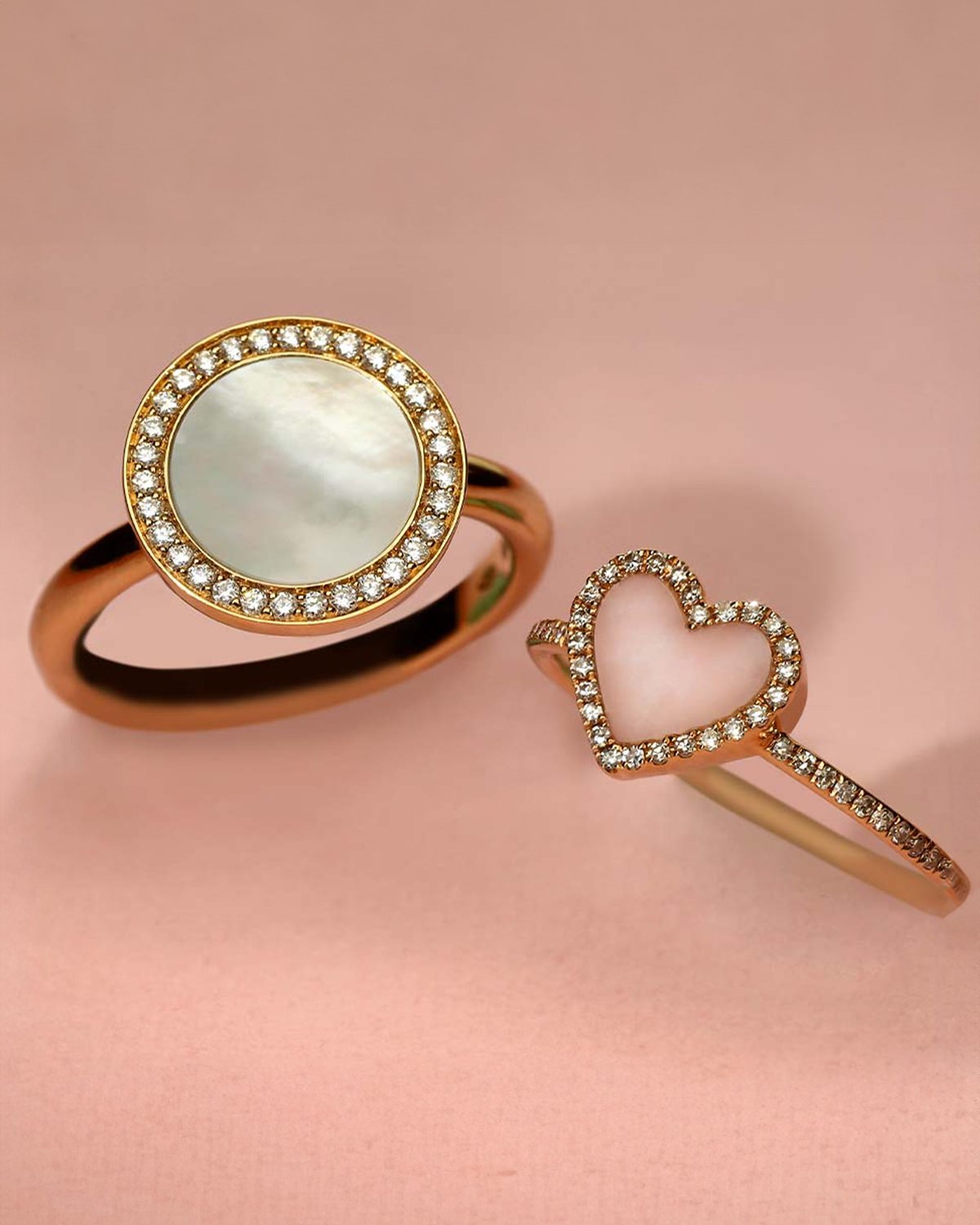 Anillos de oro con nácar y diamantes