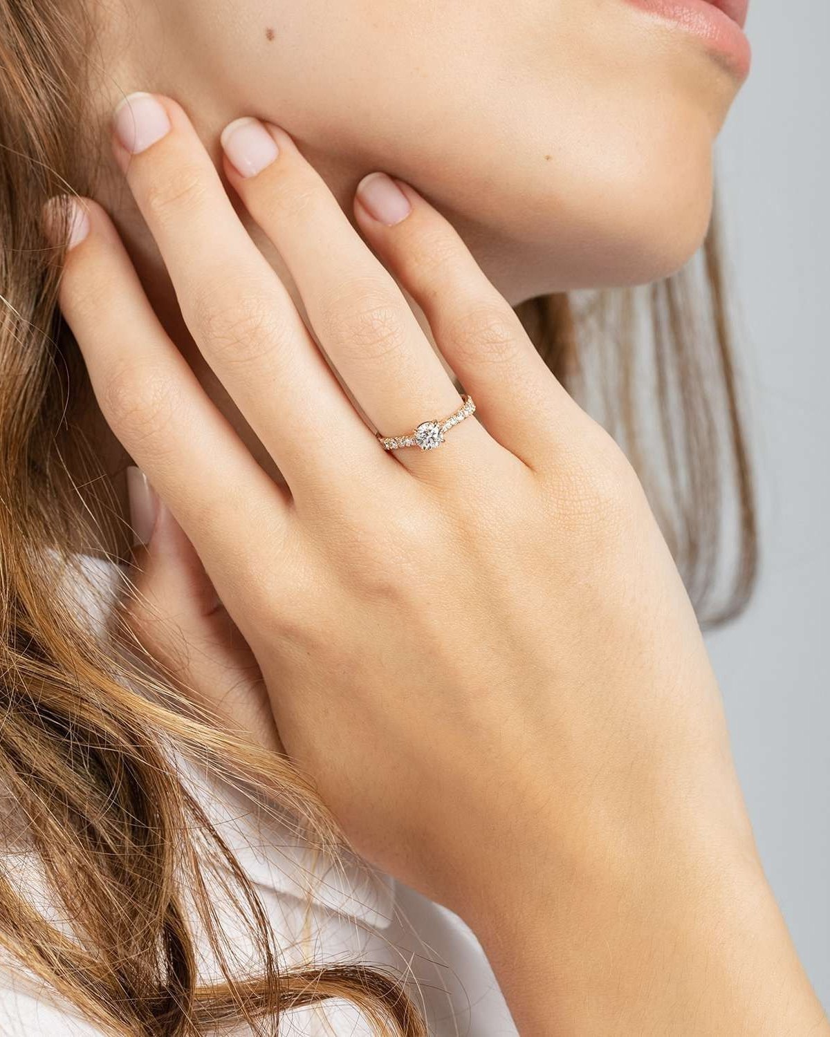 Anillo solitario de diamantes en la mano