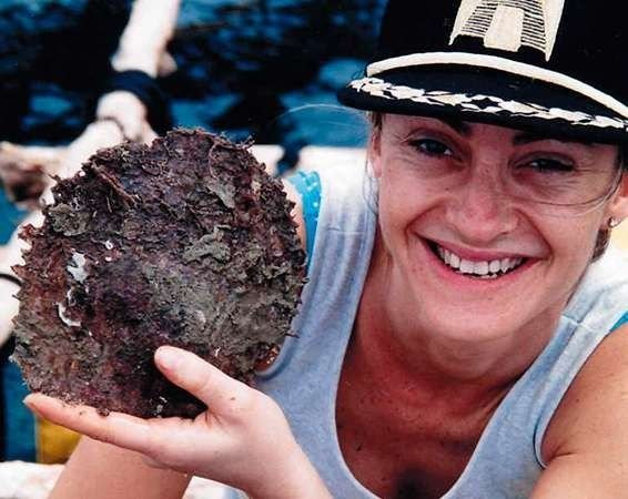 Gemma Grau en Indonesia, en un cultivo de perlas