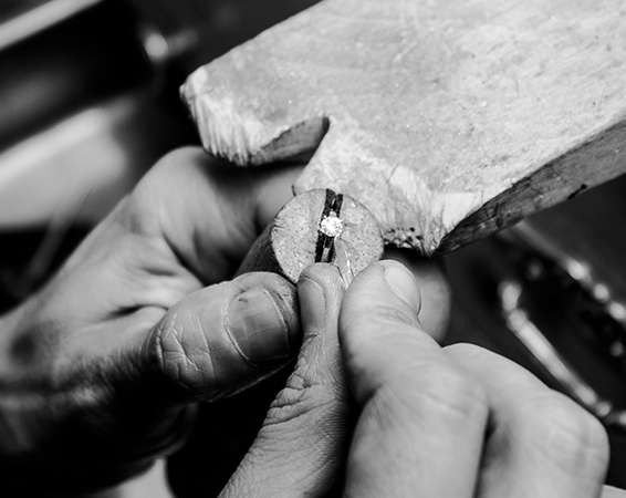 Manos de un joyero trabajando en el taller de Grau