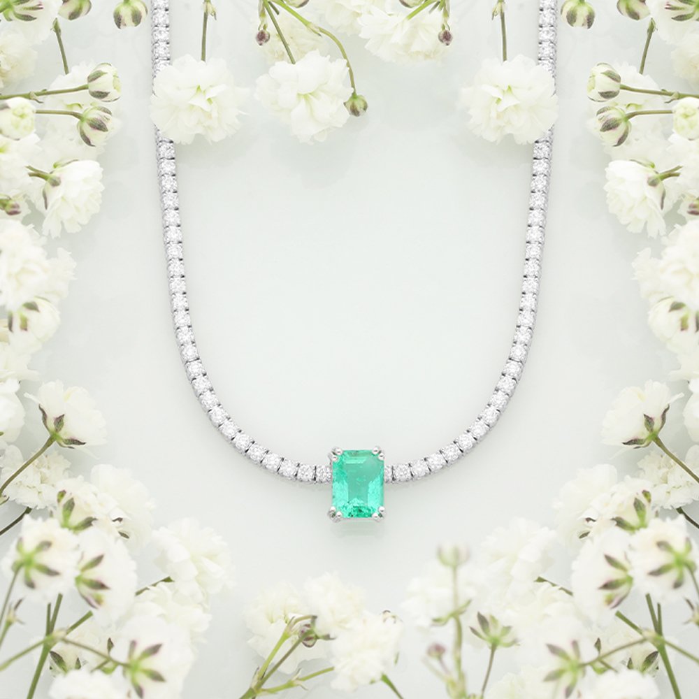 Collar de oro blanco con esmeralda y diamantes para novia