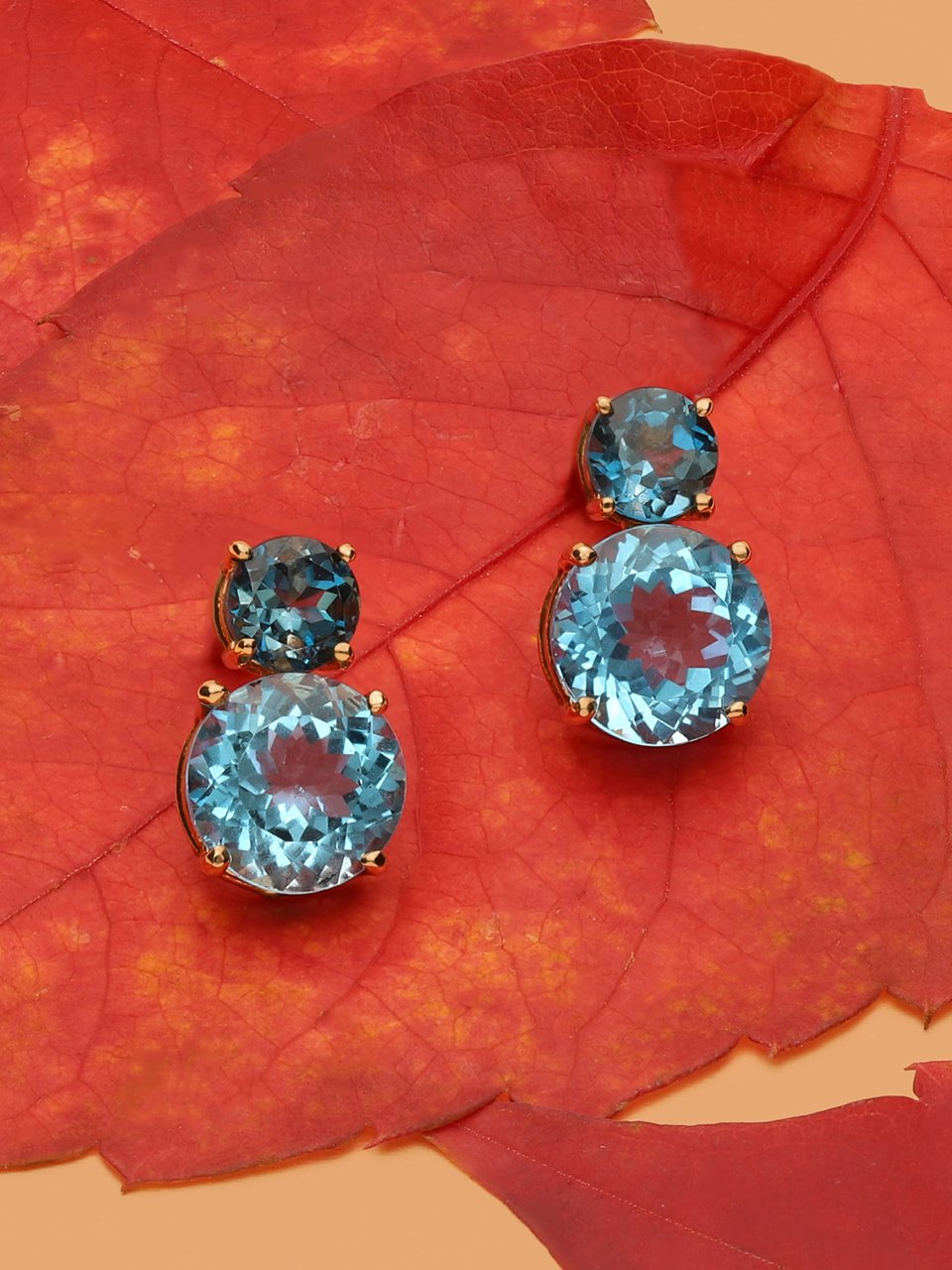 Pendientes de oro amarillo con piedra central