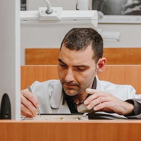 Juan Carlos Pérez, relojero de Joyería Grau, en el taller