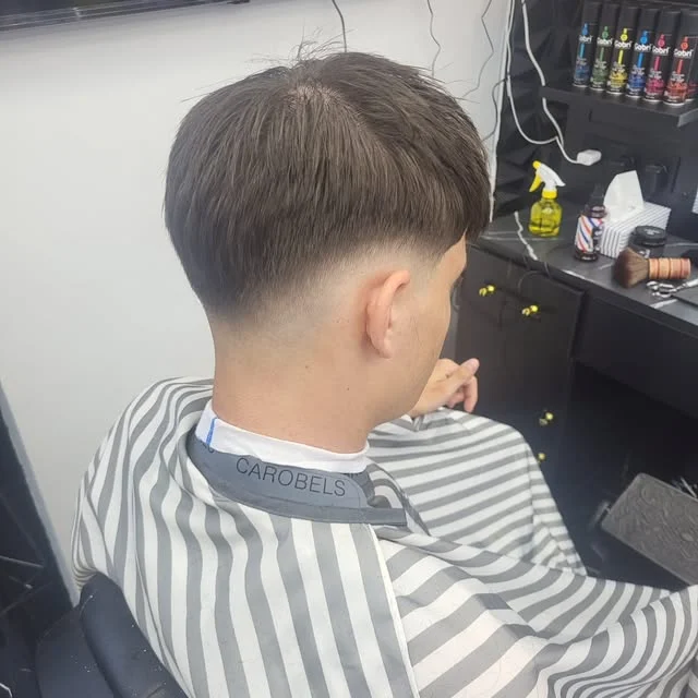 Nuca con degradado medio y el pelo de arriba texturizado
