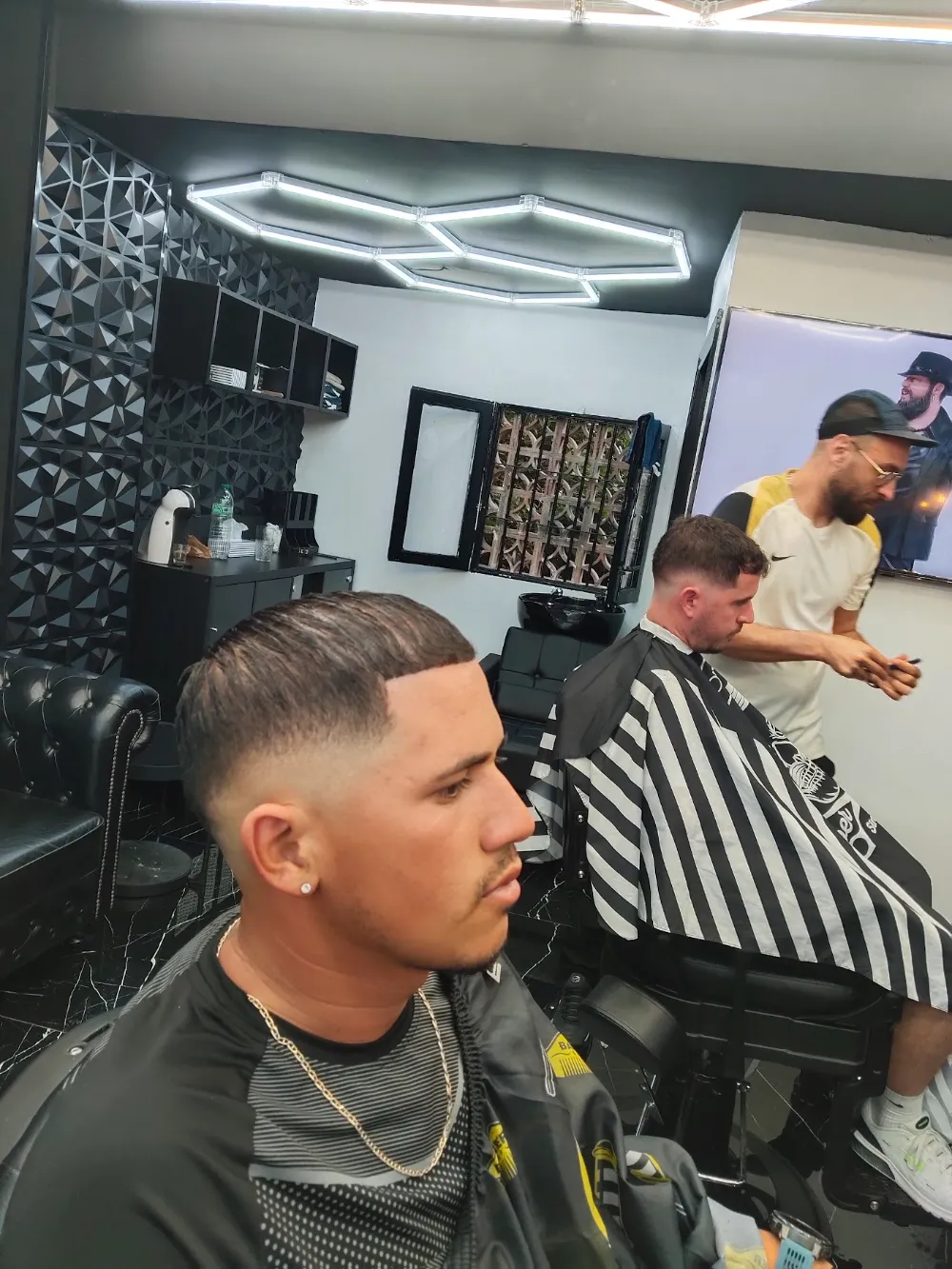 Cliente de perfil con un degradado recién hecho en Momo's